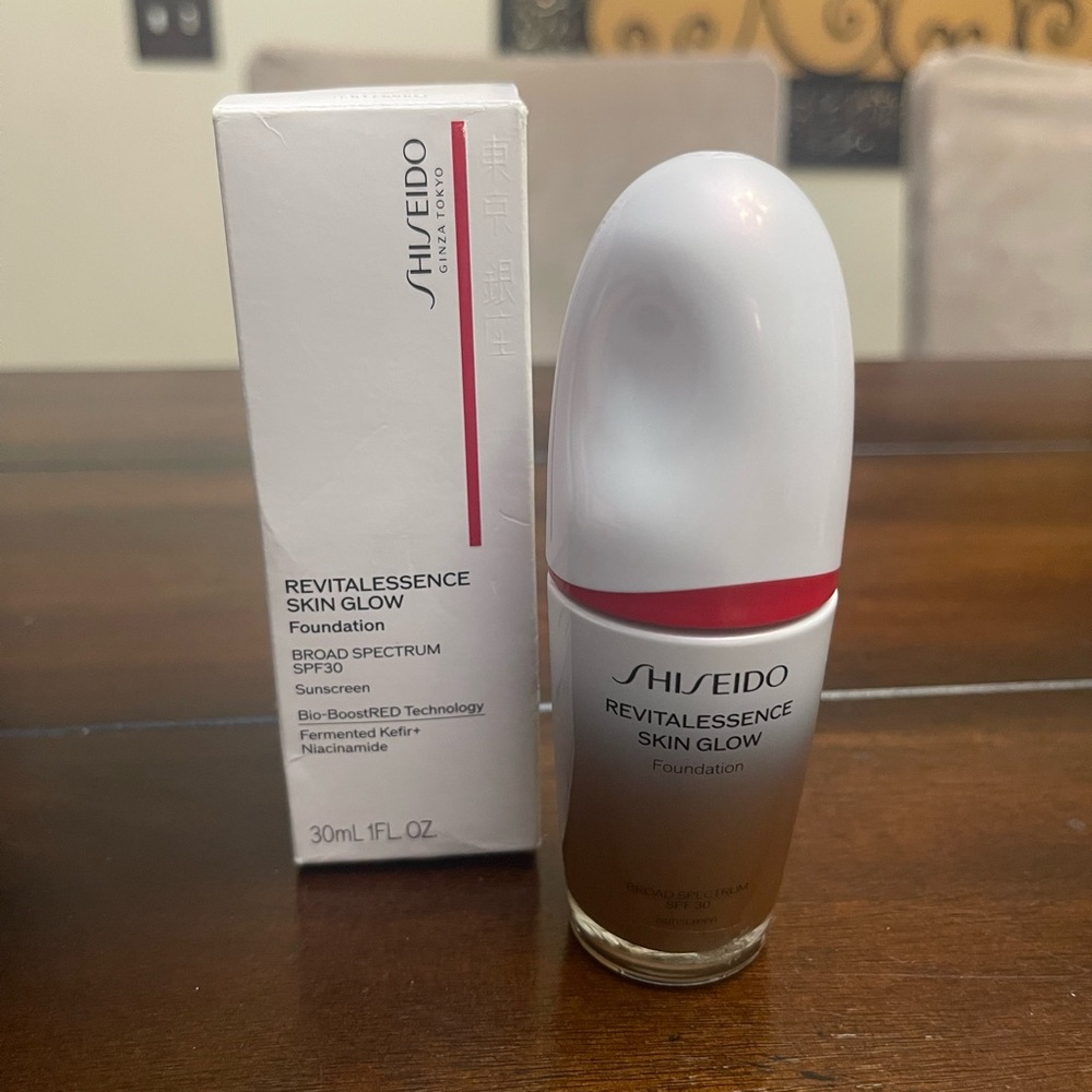 Shisheido Revitalessence Skin Glow Foundation- shade 530 Henna